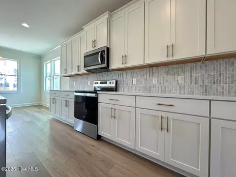 Kitchen - 836 Cooke Dr, Hubert, NC 28539 photo 7 of 8