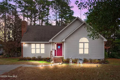 643 Heartwood Dr, Grimesland, NC 27837