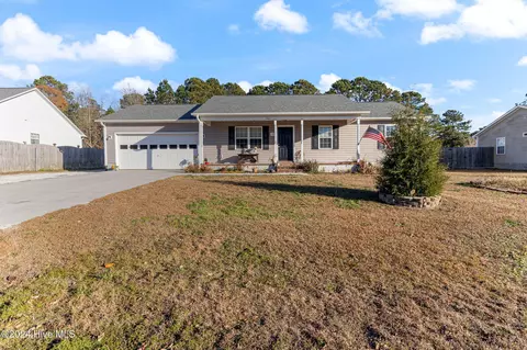 302 N Grazing Ct, Sneads Ferry, NC 28460