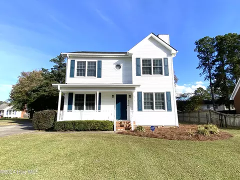 1610 Paramore Dr, Greenville, NC 27858