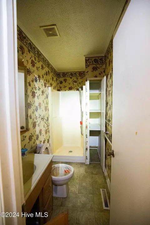 Bath - 865 Silver Spoon Rd, Evergreen, NC 28438 photo 1 of 2