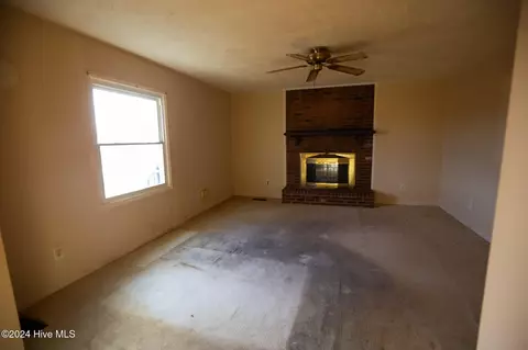 Living - 865 Silver Spoon Rd, Evergreen, NC 28438 photo 5 of 6