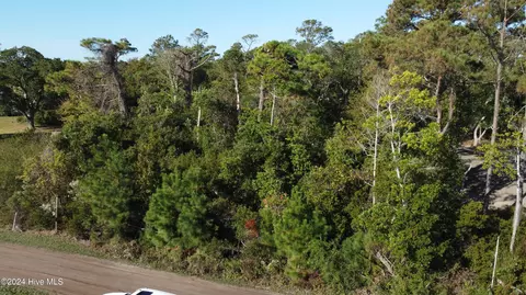 511 Cape Lookout Dr, Harkers Island, NC 28531