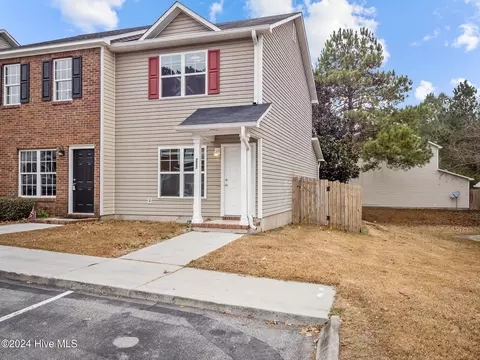 211 Meadowbrook Ln, Jacksonville, NC 28546