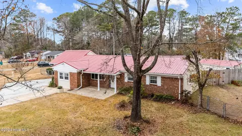 100 N Hill Ct, Jacksonville, NC 28540