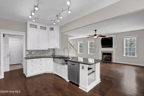 Kitchen - 516 N Line Dr, Hampstead, NC 28443 photo 4 of 5
