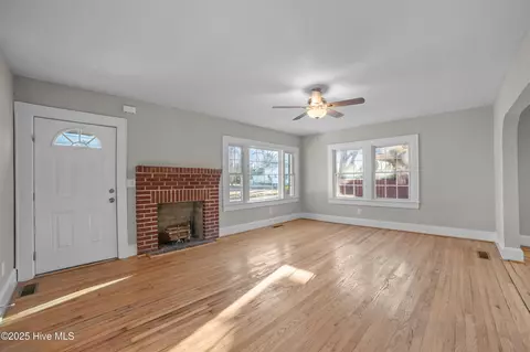 Living - 117 Reddick St, Williamston, NC 27892 photo 2 of 5