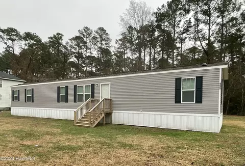 111 Longleaf Dr, Newport, NC 28570