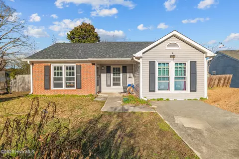 207 E Cameron Ct, Jacksonville, NC 28546