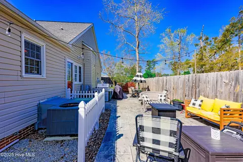 Exterior - 413 E Murphy St, Wallace, NC 28466 photo 3 of 5