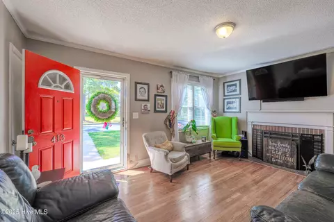 Entry Way - 413 E Murphy St, Wallace, NC 28466 photo 1 of 3