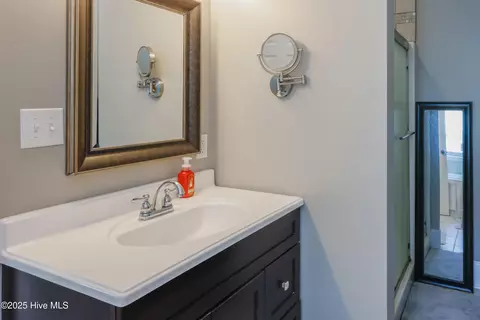 Bath - 413 E Murphy St, Wallace, NC 28466 photo 2 of 4