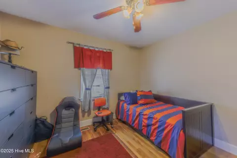 Bedroom - 413 E Murphy St, Wallace, NC 28466 photo 4 of 6