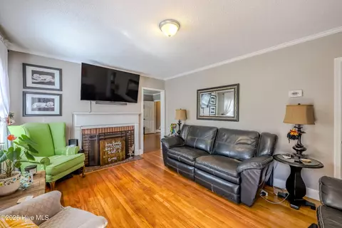 Living - 413 E Murphy St, Wallace, NC 28466 photo 1 of 1