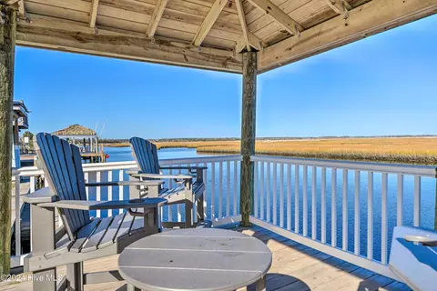 9038 W 9th St, Surf City, NC 28445