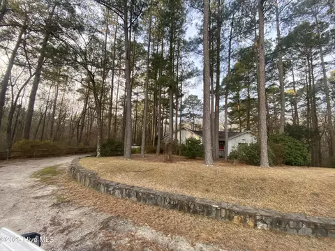 9300 Creekside Dr, Laurinburg, NC 28352