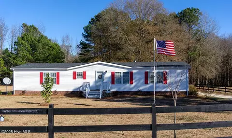 90 Gardenia Ln, Clinton, NC 28328
