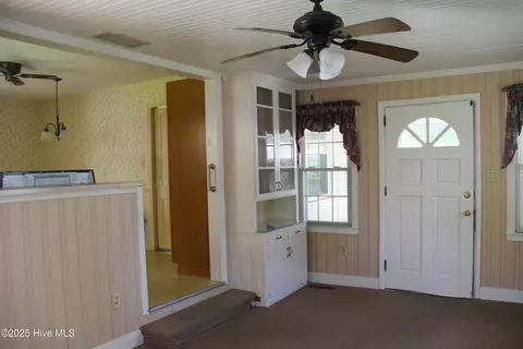 Living - 4237 Washington St, Ayden, NC 28513 photo 4 of 5
