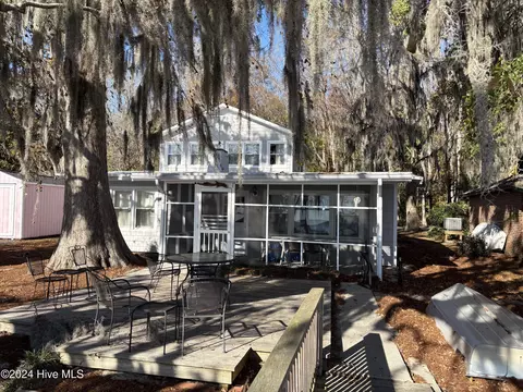 400 Canal Cove Rd, Lake Waccamaw, NC 28450