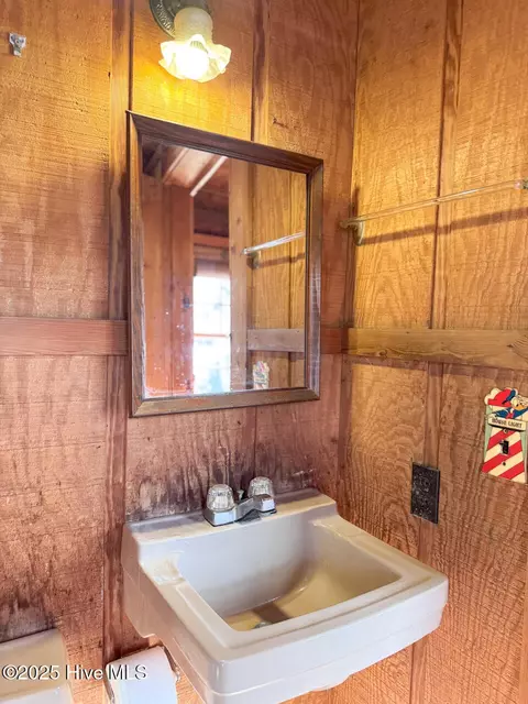 Bath - 280 Thomas Ln, Hampstead, NC 28443 photo 7 of 7
