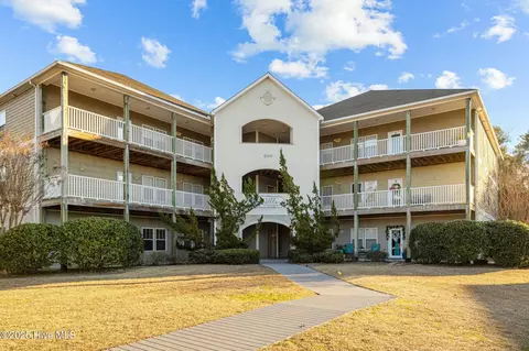 200 Lighthouse Ln #B1, Cedar Point, NC 28584