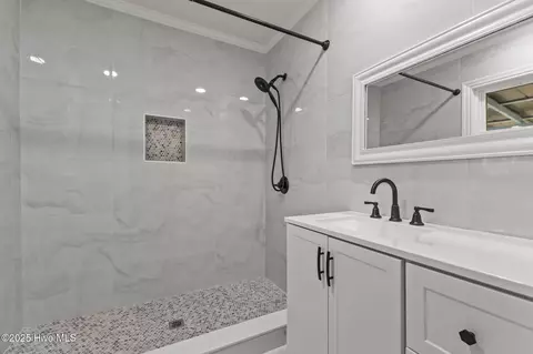 Bath - 248 Summertree Ct, Clinton, NC 28328 photo 2 of 4