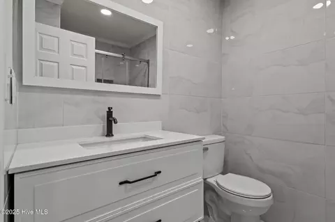 Bath - 248 Summertree Ct, Clinton, NC 28328 photo 3 of 4
