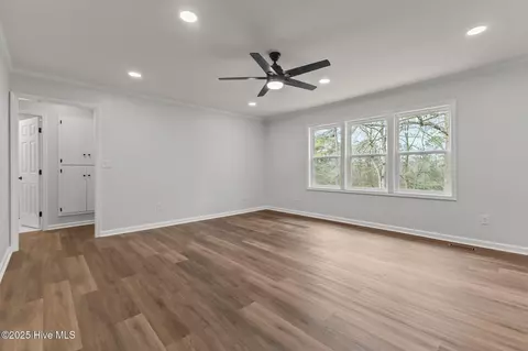 Living - 248 Summertree Ct, Clinton, NC 28328 photo 2 of 4