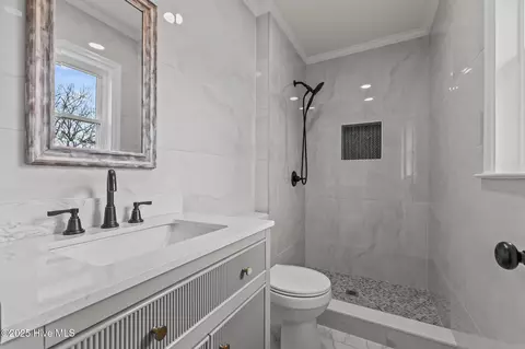 Bath - 248 Summertree Ct, Clinton, NC 28328 photo 1 of 4