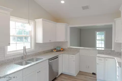 306 Locust St, Hamlet, NC 28345 photo 2