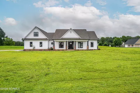 30 Cabin Crk Ln, Clinton, NC 28328