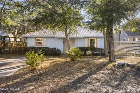 102 NE 26th St, Oak Island, NC 28465