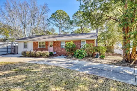 302 E Leonard St, Southport, NC 28461