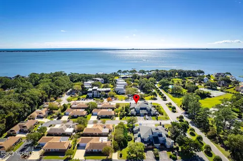 98 Bay Club Cir #2T, Morehead City, NC 28557