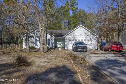 1752 Chadwick Shores Dr, Sneads Ferry, NC 28460