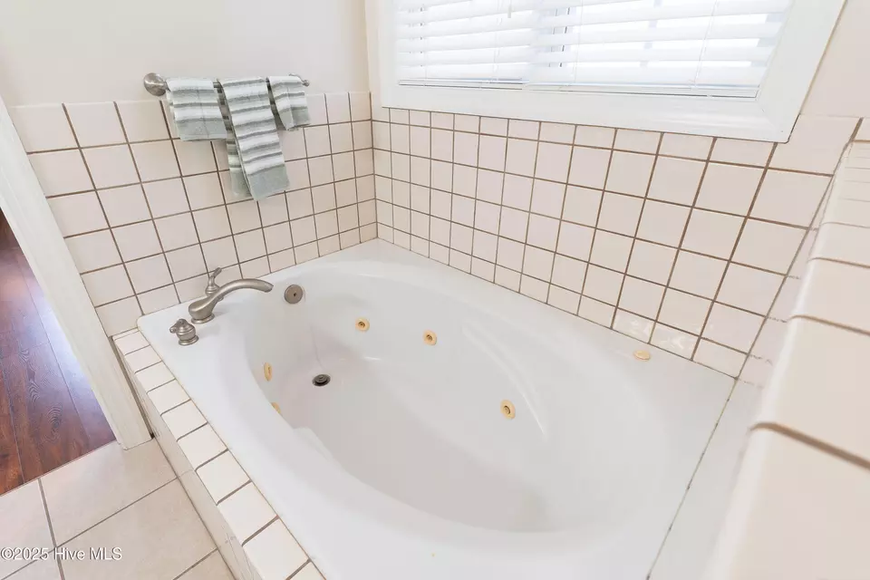 Bath - 647 N Shore Dr, Southport, NC 28461 photo 5 of 5