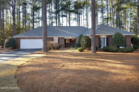8 Ravenel Ct, Southern Pines, NC 28387