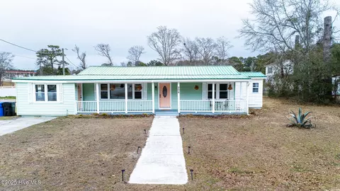 206 Sanders St, Holly Ridge, NC 28445