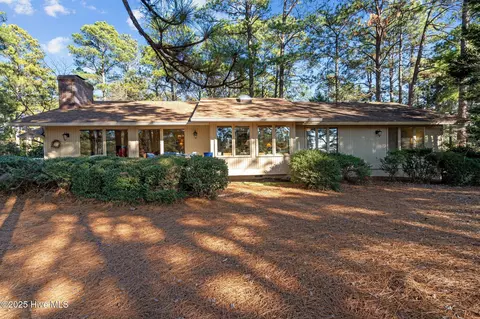 2 Knollwood Rd, Pinehurst, NC 28374