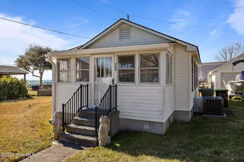 220 Hill St, Cedar Point, NC 28584