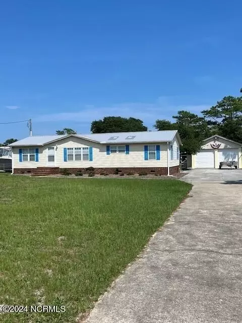 164 Lewis St, Harkers Island, NC 28531