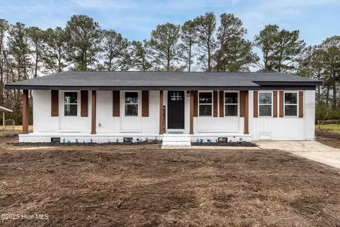8 Yorkshire Dr, Jacksonville, NC 28546