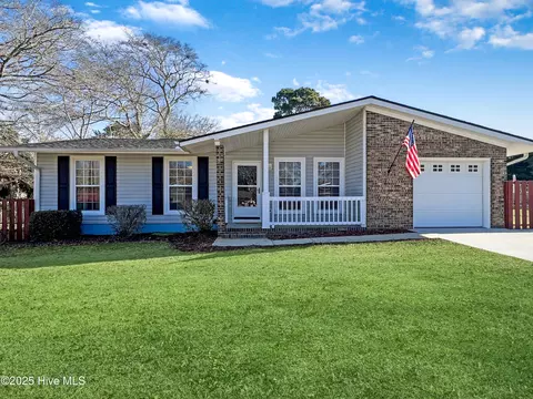 16 Cherokee Dr, Hubert, NC 28539