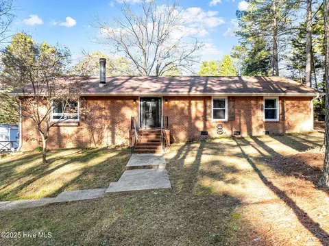 206 Haldane Dr, Southern Pines, NC 28387
