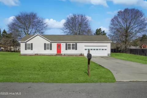202 Snowden Ct, Richlands, NC 28574