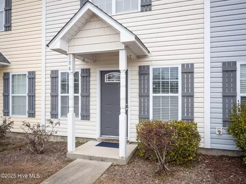 104 Parrot Landing Dr, Hubert, NC 28539