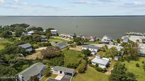 189 Shore Dr, Salter Path, NC 28512