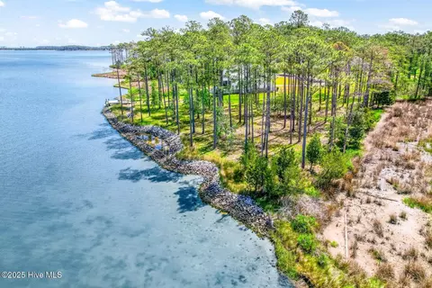 241 Oyster Point Rd, Oriental, NC 28571