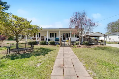221 First St, Wallace, NC 28466