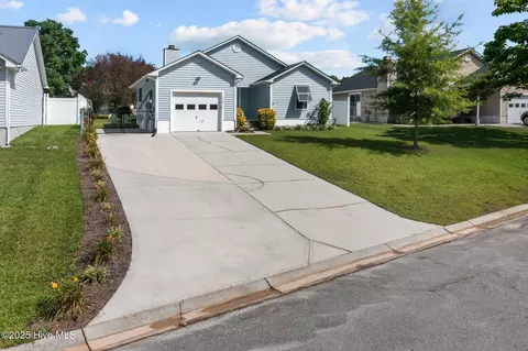 405 Holly Ln, Swansboro, NC 28584